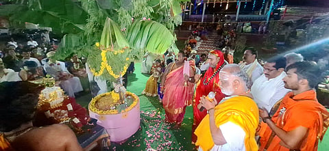 ಚಂದ್ರವನ ಆಶ್ರಮದಲ್ಲಿ ಬನ್ನಿ ಪತ್ರೆ ವಿತರಣೆ