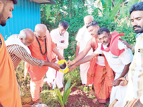ಹಿರೀಸಾವೆ ಹೋಬಳಿ ಪುರ ಗ್ರಾಮದ ಶ್ರೀ ವೀರಭದ್ರೇಶ್ವರಸ್ವಾಮಿ ಸನ್ನಿಧಿಯ ಆವರಣದಲ್ಲಿ ಶ್ರೀ ಇಮ್ಮಡಿ ಬಸವರಾಜೇಂದ್ರ ಮಹಾಸ್ವಾಮೀಜಿ ತೆಂಗಿನ ಸಸಿ ನೆಡುವ ಮೂಲಕ ಧಾರ್ಮಿಕ ಕಾರ್ಯಕ್ರಮಕ್ಕೆ ಚಾಲನೆ ನೀಡಿದರು. ಶ್ರೀ ಸಚಿದಾನಂದ ಶಿವಾಚಾರ್ಯ ಸ್ವಾಮೀಜಿ, ಚಂದ್ರಣ್ಣ, ಪಿ.ಎಸ್.ಶಿವಶಂಕರ್ ಇದ್ದರು.