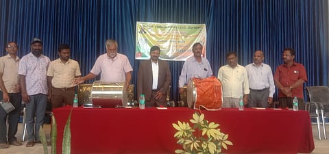 ಚನ್ನರಾಯಪಟ್ಟಣ ಸರ್ಕಾರಿ ಪ್ರಥಮ ದರ್ಜೆ ಕಾಲೇಜಿನ ಆವರಣದಲ್ಲಿ ಮಂಗಳವಾರ ಆಯೋಜಿಸಿದ್ದ ಕಂಸಾಳೆ,ಡೊಳ್ಳು ಕುಣಿತ ಹಾಗೂ ಜನಪದ ಗೀತೆಗಳ ಕಲಿಕಾ ತರಬೇತಿ ಶಿಬಿರದ ಪ್ರಾತ್ಯಕ್ಷಿಕೆ ಹಾಗೂ ಸಮಾರೋಪ ಸಮಾರಂಭವನ್ನು ಡಾ.ಹಂಪನಹಳ್ಳಿ ತಿಮ್ಮೇಗೌಡ ಡೊಳ್ಳು ಬಾರಿಸುವ ಮೂಲಕ ಉದ್ಘಾಟಿಸಿದರು. ಪ್ರೊ.ಎಸ್.ಎಚ್.ಗಂಗೇಗೌಡ, ಸಂತೋಷ್ ದುಂಡಗೂರು, ಮೇಟಿಕೆರೆ ಹಿರಿಯಣ್ಣ, ಡಾ.ಮುನಿರಾಜ್, ಡಾ.ವಾಸುದೇವ್ ಇತರರು ಇದ್ದರು.