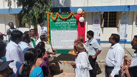ಚನ್ನರಾಯಪಟ್ಟಣದ ಸಾರ್ವಜನಿಕ ಆಸ್ಪತ್ರೆಯಲ್ಲಿ ಏಕಬಳಕೆ ಪ್ಲಾಸ್ಟಿಕ್ ಬಳಕೆಯಿಂದಾಗುವ ದುಷ್ಪರಿಣಾಮಗಳ ಕುರಿತು ಜಾಗೃತಿ ಮೂಡಿಸಿ ಮಾಹಿತಿ ಫಲಕವನ್ನು ಶಾಸಕ ಸಿ.ಎನ್.ಬಾಲಕೃಷ್ಣ ಅನಾವರಣಗೊಳಿಸಿದರು. ಡಾ.ವಿ.ಮಹೇಶ್, ಬನಶಂಕರಿ ರಘು, ರಾಣಿಕೃಷ್ಣ, ಶ್ಯಾಮಲಾ ಉದಯ್‌ಕುಮಾರ್, ವಿನಯ್, ಶಂಕರ್, ಮಂಜುನಾಥ್, ವೆಂಕಟೇಶ್, ಡಾ.ರವಿ, ಡಾ.ಶುಭಾ ಇತರರಿದ್ದರು.