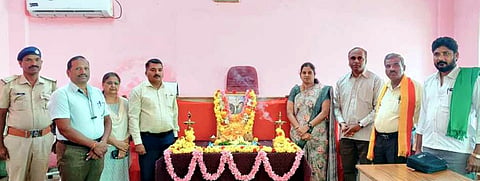ಕಿತ್ತೂರು ರಾಣಿ ಚನ್ನಮ್ಮ ಜನ್ಮ ದಿನಾಚರಣೆ ಅಂಗವಾಗಿ ಬೇಲೂರು ಪಟ್ಟಣದ ತಹಸೀಲ್ದಾರ್ ಕಚೇರಿಯಲ್ಲಿ ಆಯೋಜಿಸಿದ್ದ ಕಾರ್ಯಕ್ರಮವನ್ನು ಗಣ್ಯರು ಉದ್ಘಾಟಿಸಿದರು. ಎಂ.ಮಮತಾ ,ದಿನೇಶ್, ಹರೀಶ್, ಚಂದ್ರು, ಹೆಬ್ಬಾಳು ಹಾಲಪ್ಪ, ಬಸವರಾಜು ಇತರರು ಇದ್ದರು.