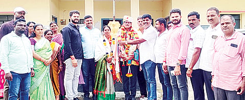 ಚಿಕ್ಕಮೇದೂರು ಗ್ರಾಮ ಪಂಚಾಯಿತಿಗೆ ನೂತನವಾಗಿ ಅಧ್ಯಕ್ಷ ಉಪಾಧ್ಯಕ್ಷರಾಗಿ ಆಯ್ಕೆಯಾದ ಅಧ್ಯಕ್ಷ ಶಾಂತೇಗೌಡ, ಉಪಾಧ್ಯಕ್ಷೆ ಸೌಮ್ಯಾ ಅವರನ್ನು ಬೆಂಬಲಿಗರು ಹಾಗೂ ಗ್ರಾಮಸ್ಥರು ಅಭಿನಂದಿಸಿದರು. ಎಂ.ಎ.ನಾಗರಾಜ್, ನಿಶಾಂತ್, ನವೀನ್, ಮಧುಗೌಡ, ನಾಗೇಶ್, ಬಸವರಾಜ್, ಗಾನವಿ, ರಾಜು, ಲೋಕೇಶ್ ಇತರರು ಇದ್ದರು.