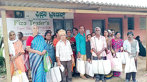 ಪಡಿತರ ಪಡೆಯಲು ಬಂದ ಗ್ರಾಹಕರು ಸರ್ವರ್ ಸಮಸ್ಯೆಯಿಂದ ಪಡಿತರ ಪಡೆಯಲಾಗದೆ ಅರೇಹಳ್ಳಿಯ ನ್ಯಾಯಬೆಲೆ ಅಂಗಡಿ ಮುಂದೆ ಕಾದು ನಿಂತಿರುವುದು.

