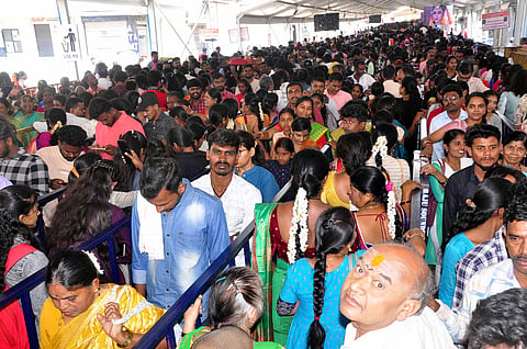 ಹಾಸನಾಂಬೆಯ ದರ್ಶನಕ್ಕೆ ಸಾಗರೋಪಾದಿಯಲ್ಲಿ ಬಂದ ಭಕ್ತರು