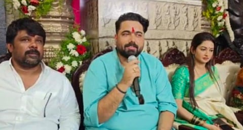 ಹಾಸನಾಂಬೆ ದರ್ಶನ ಪಡೆದ ನಟ ತರುಣ್ ಸುಧೀರ್ ಕುಟುಂಬ