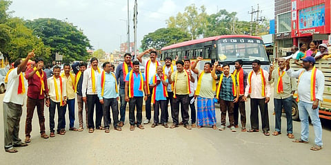 ಗುಂಡ್ಲುಪೇಟೆಯ ಬಸವೇಶ್ವರ ವೃತ್ತದಲ್ಲಿ ಕರ್ನಾಟಕ ಸೇನೆಯ ಪದಾದಿಕಾರಿಗಳು ಆನ್‌ಲೈನ್ ಬೆಟ್ಟಿಂಗ್ ನಿಷೇಧಿಸುವಂತೆ ಒತ್ತಾಯಿಸಿ ಪ್ರತಿಭಟನೆ ನಡೆಸಿದರು. ಸುರೇಶ್‌ನಾಯ್ಕ, ನಾಗರಾಜು, ಜಗದೀಶ್, ಸ್ವಾಮಿ, ಕೃಷ್ಣಮೂರ್ತಿ, ಸಿದ್ದರಾಜು, ನಟರಾಜಗೌಡ, ಕೃಷ್ಣ, ಮಹೇಶ್ ಇದ್ದರು.