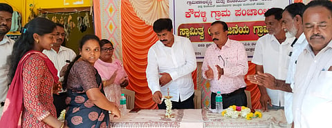ಕೌದಳ್ಳಿ ಗ್ರಾಮದಲ್ಲಿ ಆಯೋಜಿಸಿದ್ಧ ಸ್ವಾಮಿತ್ವ ಯೋಜನೆಯ ಗ್ರಾಮಸಭೆಯನ್ನು ಶಾಸಕ ಎಂ.ಆರ್ ಮಂಜುನಾಥ್ ಉದ್ಘಾಟಿಸಿದರು. ನಟರಾಜು, ಚೇತನ್, ರಾಧ, ಆಕಾಶ್ ಇತರರು ಇದ್ದರು.