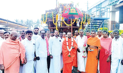 ಮಲೆಮಹದೇಶ್ವರ ಬೆಟ್ಟದಲ್ಲಿ ದೀಪಾವಳಿ ಮಹಾ ರಥೋತ್ಸವದ ಹಿನ್ನೆಲೆಯಲ್ಲಿ ತೇರು ನಿರ್ಮಾಣ ಕಾರ್ಯಕ್ಕೆ ಶ್ರೀ ಶಾಂತಮಲ್ಲಿಕಾರ್ಜುನ ಸ್ವಾಮೀಜಿ ಅವರ ಸಮ್ಮುಖದಲ್ಲಿ ವಿಶೇಷ ಪೂಜೆ ಸಲ್ಲಿಸಿ ಚಾಲನೆ ನೀಡಲಾಯಿತು. ಎ.ಈ ರಘು, ಮಹದೇವಸ್ವಾಮಿ ಇತರರು ಇದ್ದರು.