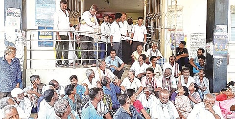 ಪಾಂಡವಪುರ ತಾಲೂಕಿನ ಪಟ್ಟಸೋಮನಹಳ್ಳಿ ಗ್ರಾಮಸ್ಥರು ತಾಲೂಕು ಕಚೇರಿ ಎದುರು ಪ್ರತಿಭಟನೆ ನಡೆಸಿದರು. ಚಿಕ್ಕಮೂಗಯ್ಯ, ಹಾರೋಹಳ್ಳಿ ಸೋಮು, ಚಿಕ್ಕಹನುಮ ಇದ್ದ