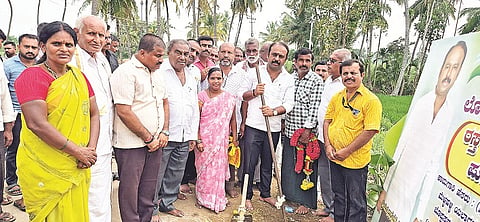 ಮುಟ್ಟನಹಳ್ಳಿ ಗ್ರಾಮದಲ್ಲಿ ರಸ್ತೆ ಅಭಿವೃದ್ಧಿ ಕಾಮಗಾರಿಗೆ ಶಾಸಕ ಕದಲೂರು ಉದಯ್ ಭೂಮಿಪೂಜೆ ನೆರವೇರಿಸಿದರು.
