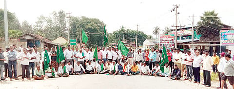 ಬೇಲೂರು-ಸಕಲೇಶಪುರ ರಸ್ತೆ ಸಂಚಾರ ತಡೆ