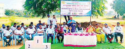ಕೊಳ್ಳೇಗಾಲ ಪಟ್ಟಣದ ಶ್ರೀ ಮಹದೇಶ್ವರ ಸರ್ಕಾರಿ ಪ್ರಥಮ ದರ್ಜೆ ಕಾಲೇಜಿನ  ದೈಹಿಕ ಶಿಕ್ಷಣ ಹಾಗೂ ಕ್ರೀಡಾ ವಿಭಾಗದ ವತಿಯಿಂದ ಮಂಗಳವಾರ ಆಯೋಜಿಸಿದ್ದ ಚಾಮರಾಜನಗರ ವಿಶ್ವವಿದ್ಯಾನಿಲಯ 10 ಕಿ.ಮೀ. ಪುರುಷ ಮತ್ತು ಮಹಿಳೆಯರ ಗುಡ್ಡಗಾಡು ಓಟದ ಸ್ಪರ್ಧೆಗೆ ಚಾಲನೆ ನೀಡಿ ನಿವೃತ್ತ ದೈಹಿಕ ಶಿಕ್ಷಣ ನಿರ್ದೇಶಕ ಎಲ್.ಮೋಸಸ್ ಮಾತನಾಡಿದರು. ಡಾ.ಶಾಂತರಾಜು ಜಯಲಕ್ಷ್ಮಿ, ಡಾ.ಜಯಶಂಕರ್, ಪ್ರೊ.ಸುಂದರಮೂರ್ತಿ, ವೇಣುಗೋಪಾಲ್ ಇತರರು ಇದ್ದಾರೆ.