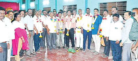 ಕೊಳ್ಳೇಗಾಲ ಪಟ್ಟಣದ ಗುರುಭವನದಲ್ಲಿ ಸೋಮವಾರ ರಾಜ್ಯ ಸರ್ಕಾರಿ ನೌಕರರ ಸಂಘದ ಕೊಳ್ಳೇಗಾಲ ತಾಲೂಕು ಘಟಕಕ್ಕೆ ಜರುಗಿದ ಚುನಾವಣೆಯಲ್ಲಿ ಆಯ್ಕೆಯಾದ 8 ಜನರ ನಿರ್ದೇಶಕರನ್ನು ಬೆಂಬಲಿಗರು ಅಭಿನಂದಿಸಿದರು.