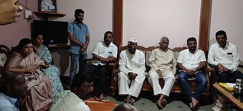 29 upbr 1-Amrut Desai bheti