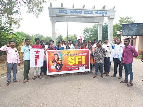 district koppal sfi protest teacher recrutment