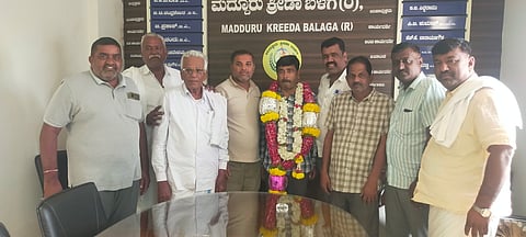 ಭಾರತೀಯ ಕ್ರಿಪ್ಕೊ ಸಂಸ್ಥೆಗೆ ಹಾಸನ ವಿಭಾಗದಿಂದ ನಿರ್ದೇಶಕರಾಗಿ ಅವಿರೋಧವಾಗಿ ಆಯ್ಕೆಯಾದ ಜಿ.ಬಿ.ಕಿಟ್ಟಿ ಅವರನ್ನು ಅಭಿನಂದಿಸಲಾಯಿತು ಆಬಲವಾಡಿ ಸುರೇಶ್, ಎಂ.ಪಿ.ಅಮರ್‌ಬಾಬು, ಬಸವೇಗೌಡ್ರು, ಗರಕಹಳ್ಳಿ ಶಿವಣ್ಣ, ಹುಸ್ಕೂರು ನಾಗಣ್ಣ, ಮಹೇಶ್, ಬಸವಣ್ಣ, ಬಸವೇಗೌಡ ಇದ್ದರು.