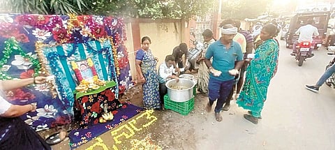 ಮದ್ದೂರಲ್ಲಿ ಗಿರೀಶ್-ಶೈಲಜಾ ದಂಪತಿ ಸಾರ್ವಜನಿಕರಿಗೆ ಅನ್ನಸಂತರ್ಪಣೆ ಮಾಡಿದರು.