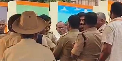 ಪೊಲೀಸ್ ಮತ್ತು ಡಿಸಿ ಕಚೇರಿ ಸಿಬ್ಬಂದಿಗಳ ನಡುವೆ ಮಾರಾಮಾರಿ