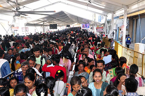ಹಾಸನಾಂಬೆ ದೇವಿ ದರ್ಶನಕ್ಕೆ ಹರಿಬಂದ ಜನ ಸಾಗರ
