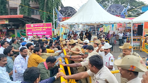 7ನೇ ಮಿತಿಮೀರಿ ಬಂದ ಜನರ ನಿಯಂತ್ರಣಕ್ಕೆ ಹರಸಾಹಸ