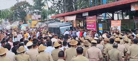 ನಗರಸಭೆ ಪೌರಕಾರ್ಮಿಕರು, ಸದಸ್ಯರ ಪ್ರತಿಭಟನೆ:ಪೊಲೀಸರಿಂದ ಲಘು ಲಾಠಿ ಚಾರ್ಜ್
