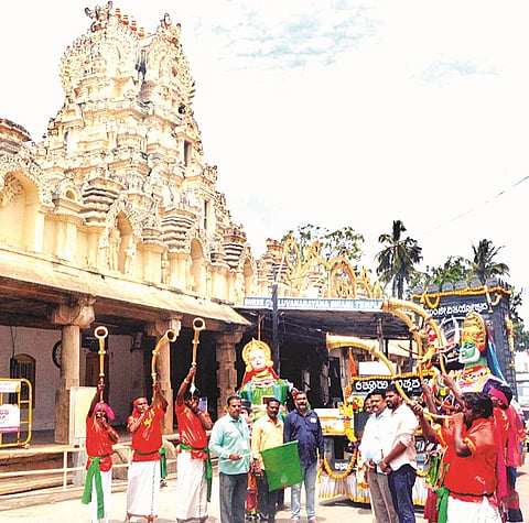 ಮೇಲುಕೋಟೆಗೆ ಆಗಮಿಸಿದ್ದ ವೀರರಾಣಿ ಕಿತ್ತೂರು ಚನ್ನಮ್ಮ ಜ್ಯೋತಿಯನ್ನು ಜಾನಪದ ಕಲಾತಂಡಗಳೊಂದಿಗೆ ಸ್ವಾಗತಿಸಲಾಯಿತು.