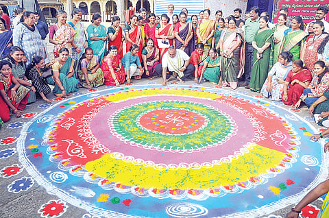 ರಂಗೋಲಿ ಬಿಡಿಸಿ ಗಮನ ಸೆಳೆದ ಮಹಿಳೆಯರು