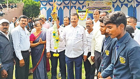 ಮಳವಳ್ಳಿ ಪಟ್ಟಣದ ತಾಲೂಕು ಕ್ರೀಡಾಂಗಣದಲ್ಲಿ ಶನಿವಾರ ಆಯೋಜಿಸಿದ್ದ ಜಿಲ್ಲಾ ಮಟ್ಟದ ಬಾಲ್ ಬ್ಯಾಡ್ಮಿಂಟನ್ ಪಂದ್ಯಾವಳಿಗೆ ಶಾಸಕ ಪಿ.ಎಂ.ನರೇಂದ್ರಸ್ವಾಮಿ ಚಾಲನೆ ನೀಡಿದರು. ಉಮಾ, ಎಂ.ಕೆ.ಶ್ರೀನಿವಾಸ್, ನೂರುಲ್ಲಾ, ಟಿ.ಎಂ.ಪ್ರಕಾಶ್, ಸಿ.ಪಿ.ರಾಜು ಇದ್ದರು.   
