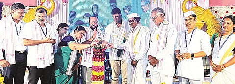 ಪಾಂಡವಪುರ ಪಟ್ಟಣದ ಟಿಎಪಿಸಿಎಂಎಸ್ ರೈತಸಭಾಂಗಣದಲ್ಲಿ ಆಯೋಜಿಸಿದ್ದ ಅಭಿನಂದನಾ ಸಮಾರಂಭವನ್ನು ಶಾಸಕ ದರ್ಶನ್ ಪುಟ್ಟಣ್ಣಯ್ಯ ಉದ್ಘಾಟಿಸಿದರು. ಜ್ಯೋತಿ ಲಕ್ಷ್ಮೀ ಬಾಬು, ಎಚ್.ಎಲ್.ಮುರಳೀಧರ್, ಸೋಮಶೇಖರ್, ವಿವೇಕ್ ವಿನ್ಸೆಂಟ್ ಪಾಯಸ್ ಇತರರು ಇದ್ದರು.