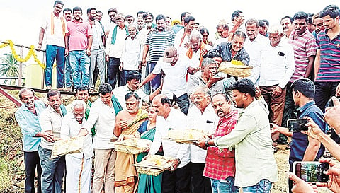 ಪಾಂಡವಪುರದ ಹಿರೋಡೆ ಕೆರೆಗೆ ಶಾಸಕ ದರ್ಶನ್‌ಪುಟ್ಟಣ್ಣಯ್ಯ ಶನಿವಾರ ಬಾಗಿನ ಅರ್ಪಿಸಿದರು. ಬೆಟ್ಟೇಗೌಡ, ಆರ್.ಚನ್ನಕೇಶವ, ಪಾರ್ಥಸಾರಥಿ ಇತರರು ಇದ್ದರು.