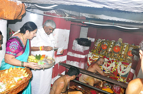 ಹಾಸನಾಂಬ ದೇವಿ ದರ್ಶನ ಪಡೆದ ಎಚ್.ಡಿ.ರೇವಣ್ಣ ಕುಟುಂಬ
