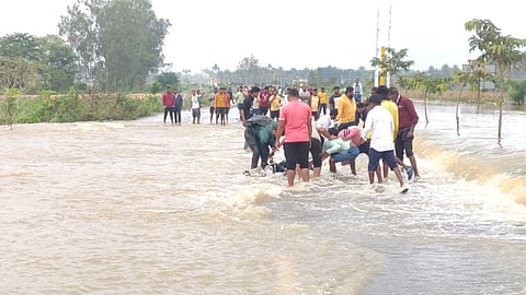ಜಿಲ್ಲೆಯ ವಿವಿಧೆಡೆ ಕೆರೆ ಕೋಡಿ ಬಿದ್ದು ಜಲಾವೃತಗೊಂಡ ರಸ್ತೆಗಳು