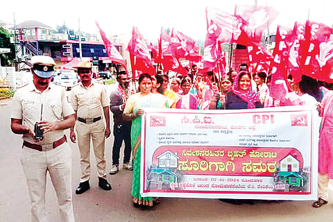 ಸೋಮವಾರಪೇಟೆಯಲ್ಲಿ ಭಾರತ ಕಮ್ಯುನಿಸ್ಟ್ ಪಕ್ಷ(ಸಿ.ಪಿ.ಐ) ವತಿಯಿಂದ ನಿವೇಶನ ರಹಿತ ಕಾರ್ಮಿಕರಿಗೆ ನಿವೇಶನ ನೀಡುವಂತೆ ಆಗ್ರಹಿಸಿ ಪ್ರತಿಭಟನೆ ಮೆರವಣಿಗೆ ಪಟ್ಟಣದಲ್ಲಿ ನಡೆಯಿತು.
