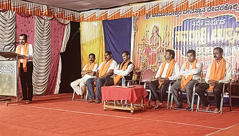 ನಾಪೋಕ್ಲು ಸಮೀಪದ ದೇವರಕೊಲ್ಲಿ ಚಾಮುಂಡೇಶ್ವರಿ ದೇವಸ್ಥಾನದಲ್ಲಿ ಆಯೋಜಿಸಿರುವ 4ನೇ ವರ್ಷದ ನವರಾತ್ರಿ ಉತ್ಸವದ ಪ್ರಯುಕ್ತ ಜರುಗಿದ ಧಾರ್ಮಿಕ ಉಪನ್ಯಾಸ ಕಾರ್ಯಕ್ರಮದಲ್ಲಿ ಪಟ್ಟಡ ಶಿವಕುಮಾರ್ ಮಾತನಾಡಿದರು.