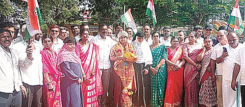  ಹಲಗೂರು ಗ್ರಾಮ ಪಂಚಾಯಿತಿ ಅಧ್ಯಕ್ಷೆ ಶಶಿಕಲಾ ಶ್ರೀನಿವಾಸಾಚಾರಿ ಅವರನ್ನು ಬೆಂಬಲಿಗರು ಅಭಿನಂದಿಸಿದರು.