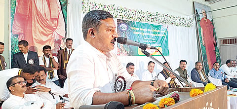 ಆಲೂರು ತಾಲೂಕಿನ ರಾಯರಕೊಪ್ಪಲಿನಲ್ಲಿ ಆಯೋಜಿಸಿದ್ದ ತಾಲೂಕು ಕಾಫಿ ಬೆಳೆಗಾರರ ಸಂಘದ ನೂತನ ಕಟ್ಟಡದ ಉದ್ಘಾಟನೆ ಮತ್ತು ಕೃಷಿ ಮೇಳದ ಉದ್ಘಾಟನೆ ಕಾರ್ಯಕ್ರಮದಲ್ಲಿ ಶಾಸಕ ಸಿಮೆಂಟ್ ಮಂಜು ಮಾತನಾಡಿದರು. ಡಾ. ಎಚ್.ಟಿ. ಮೋಹನ್‌ಕುಮಾರ್ , ಎಂ.ಜೆ ದಿನೇಶ್, ಎಚ್.ಎ ರವಿಕುಮಾರ್, ಜಗದೀಶ್ ಕಬ್ಬಿನಹಳ್ಳಿ, ಪರಮೇಶ್, ಉದಯಕುಮಾರ್ ಇತರರು ಇದ್ದರು.