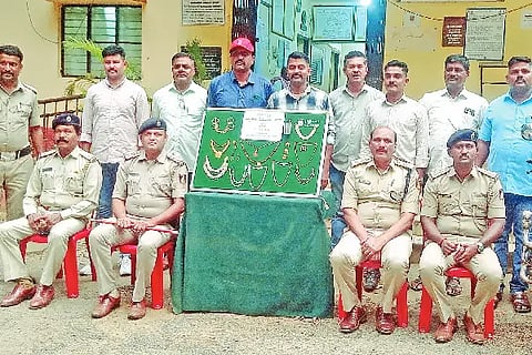 Arrest of two notorious house thieves