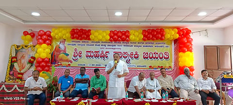 ಅರಸೀಕೆರೆ ತಾಲೂಕು ಕಚೇರಿ ಆವರಣದ ಕಂದಾಯ ಭವನದಲ್ಲಿ ಗುರುವಾರ ಆಯೋಜಿಸಿದ್ದ ಮಹರ್ಷಿ ವಾಲ್ಮೀಕಿ ಜಯಂತಿ ಕಾರ್ಯಕ್ರಮದಲ್ಲಿ ತಹಸೀಲದ್ದಾರ್ ಸಂತೋಷ್ ಕುಮಾರ್ ಮಾತನಾಡಿದರು. ಕೆ.ಎಂ.ಶಿವಲಿಂಗೇಗೌಡ, ಕೃಷ್ಣಮೂರ್ತಿ, ಬಸವರಾಜು, ಹನುಮಂತಪ್ಪ ಇತರರಿದ್ದರು.