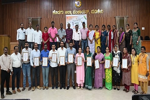 Cleanliness is the service award for 12 village schools of the district