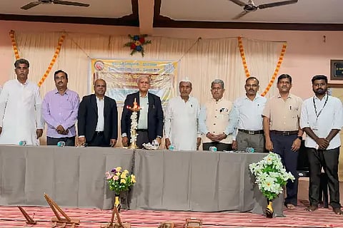 Farmers, Earthworm Fertilizer, Dharwad Agricultural University, Chancellor, Dr. P.L. Patil, Rural Agriculture Experience Camp, Agricultural Resources, Agricultural Technology, Material Exhibition, Dhavalgi,