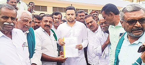 ಕಟ್ಟೆಮಲಳವಾಡಿ ತಂಬಾಕು ಹರಾಜು ಮಾರುಕಟ್ಟೆಗೆ ಸಂಸದ ಯದುವೀರ್ ಒಡೆಯರ್ ಭೇಟಿ ನೀಡಿದ್ದ ವೇಳೆ ರೈತ ಮುಖಂಡರು  ಮನವಿ ಪತ್ರ ಸಲ್ಲಿಸಿದರು. ಹೊಸೂರು ಕುಮಾರ್, ಬಿ.ಎನ್.ನಾಗರಾಜಪ್ಪ, ವಿಷಕಂಠಪ್ಪ, ಮೋದೂರು ಶಿವಣ್ಣ ಇದ್ದರು.
