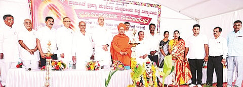 ಹುಣಸೂರು ನಗರದ ಬೈಪಾಸ್ ರಸ್ತೆಯಲ್ಲಿ ಪ್ರಜಾಪಿತ ಬ್ರಹ್ಮಕುಮಾರಿ ಈಶ್ವರೀಯ ವಿಶ್ವವಿದ್ಯಾಲಯದ ನೂತನ ದಿವ್ಯಮಂದಿರ ಕಟ್ಟಡ ನಿರ್ಮಾಣಕ್ಕೆ ಗಣ್ಯರು ಭೂಮಿಪೂಜೆ ನೆರವೇರಿಸಿದರು. ಶ್ರೀ ನಟರಾಜ ಸ್ವಾಮೀಜಿ, ಲಕ್ಷ್ಮೀ ಬೆಹನ್‌ಜೀ, ಶರವಣ, ಆಶಾ ಕೃಷ್ಣನಾಯಕ, ಸಿರಾಜ್, ವಿ.ಎನ್.ದಾಸ್ ಇದ್ದರು.