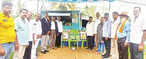 ಹುಣಸೂರು ನಗರದ ಕೋರ್ಟ್ ಸರ್ಕಲ್ ಬಳಿ ದೀಕ್ಷೆ ಪ್ರಜ್ಞಾ ದಿನ ಆಚರಿಸಲಾಯಿತು. ಹರಿಹರ ಅನಂದಸ್ವಾಮಿ, ಬಸವಲಿಂಗಯ್ಯ, ಸಿಂಗೇಶ್, ವಕೀಲ ಯೋಗಣ್ಣೇಗೌಡ ಇದ್ದರು.