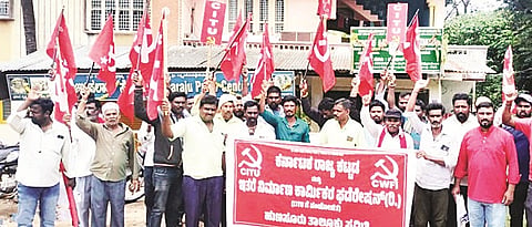 ಹುಣಸೂರು ನಗರದಲ್ಲಿ ಕಾರ್ಮಿಕ ಸಂಘಟನೆಗಳಿಂದ ಪ್ರತಿಭಟನೆ ನಡೆಯಿತು. ಬಸವರಾಜ್, ಬೆಳ್ತೂರು ವೆಂಕಟೇಶ್, ಚಲುವರಾಜು, ಚಂದ್ರೇಗೌಡ ಇದ್ದರು.