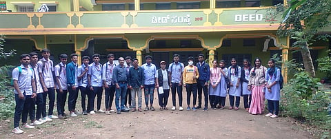 ಹುಣಸೂರು ನಗರದ ಡಿ.ದೇವರಾಜ ಅರಸು ಸರ್ಕಾರಿ ಪ್ರಥಮದರ್ಜೆ ಕಾಲೇಜಿನ ಸಮಾಜಶಾಸ್ತ್ರ ವಿಭಾಗದ ವಿದ್ಯಾರ್ಥಿಗಳು ಆದಿವಾಸಿಗಳ ಹಾಡಿಗಳಿಗೆ ಭೇಟಿ ನೀಡಿ ಮಾಹಿತಿ ಕಲೆಹಾಕಿದರು. ಡಾ.ಎಸ್.ಶ್ರೀಕಾಂತ್, ಸಾಕಮ್ಮ, ಕರಿಯ, ಡಾ.ಪ್ರತಿಭ, ಪ್ರೊ.ನರಸಿಂಹಮೂರ್ತಿ ಮತ್ತು ವಿದ್ಯಾರ್ಥಿಗಳಿದ್ದಾರೆ.