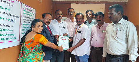 ಹುಣಸೂರು ತಾಲೂಕು ಸರ್ಕಾರಿ ನೌಕರರ ಸಂಘದ ಕಾರ್ಯಕಾರಿ ಸಮಿತಿಯ ನಿರ್ದೇಶಕರ ಚುನಾವಣೆಯಲ್ಲಿ ಭೂಮಾಪನ ಕಂದಾಯ ಇಲಾಖೆ ಭೂಮಾಪಕ ಟಿ.ಎ.ವಿಜಯಕುಮಾರ್ ಗೆದ್ದು ಚುನಾವಣಾಧಿಕಾರಿಯಿಂದ ಪ್ರಮಾಣಪತ್ರ ಸ್ವೀಕರಿಸಿದರು. ಕ್ಷೇತ್ರ ಸಮನ್ವಯಾಧಿಕಾರಿ ಹೇಮಲತಾ, ಮಹದೇವ್, ಮೋಹನ್‌ರಾಜ್ ಇತರರಿದ್ದರು.