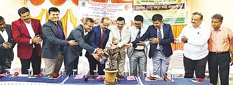 ಶ್ರೀರಂಗಪಟ್ಟಣದಲ್ಲಿ ಆಯೋಜಿಸಿದ್ದ  ಕಾನೂನು ಅರಿವು ಕಾರ್ಯಕ್ರಮವನ್ನು ಟಿ.ಗೋಪಾಲಕೃಷ್ಣ ರೈ ಉದ್ಘಾಟಿಸಿದರು.  ಸುರೇಶ್ ಬಾಬು, ಪರಶುರಾಮ್ ಸತ್ತಿಗೇರಿ ಇದ್ದರು.