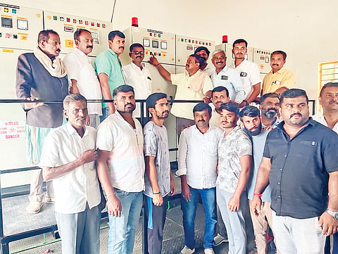 ಬಾಗೂರು ಹೋಬಳಿಯ ಕಾರೇಹಳ್ಳಿ ಸಮೀಪದ ಜಾಬ್‌ಗಟ್ಟ ಹೇಮಾವತಿ ನಾಲೆಯ ಬಳಿ ಇರುವ ಜಾಕ್‌ವೆಲ್‌ನಲ್ಲಿ ನೀರೆತ್ತುವ ಮೋಟಾರ್‌ಗೆ ಶಾಸಕ ಸಿ.ಎನ್.ಬಾಲಕೃಷ್ಣ ಶನಿವಾರ ಚಾಲನೆ ನೀಡಿದರು. ಪುಟ್ಟಸ್ವಾಮಿ, ಬಿ. ಆರ್. ದೊರೆಸ್ವಾಮಿ, ವೆಂಕಟರಮಣ ರೆಡ್ಡಿ, ಕೆಂಪೇಗೌಡ, ದಿನೇಶ್, ಮಹಾಲಿಂಗಪ್ಪ, ಲೋಹಿತ್, ಜಗದೀಶ್, ಸತೀಶ್, ರವೀಶ್ ಇತರರು ಇದ್ದರು.