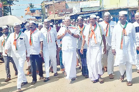 Let Gandhi's ideal, values ​​be restored
