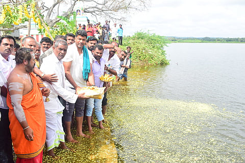 MLA Darshan offered puja to the lake Mandya
